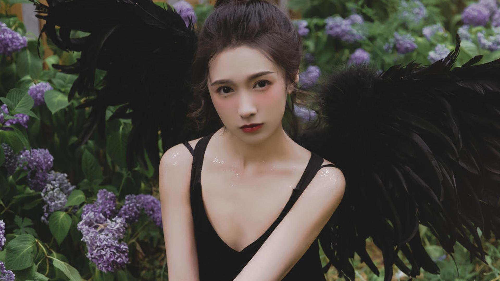 比赛中球队在绝境中挣扎，终于获得胜利，这场足球赛的胜败取决于队员们的齐心协力